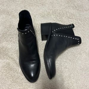 •Steven Madden• Black Bootie with embellishments 8.5